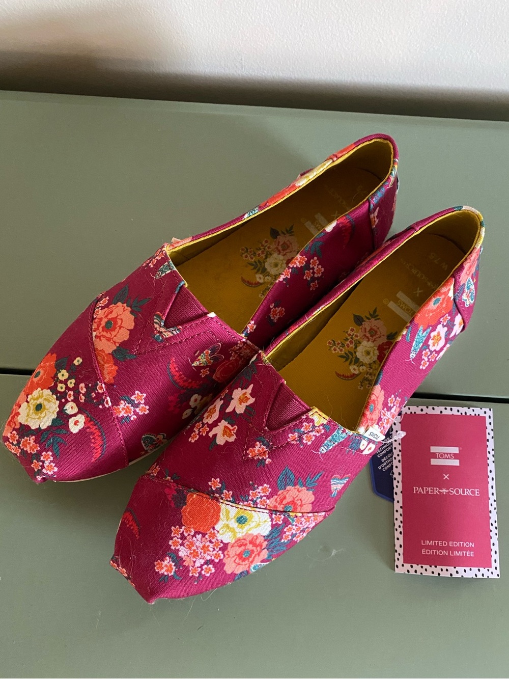 NWT Toms x The Paper Source special edition alpargatas hot pink floral 7.5